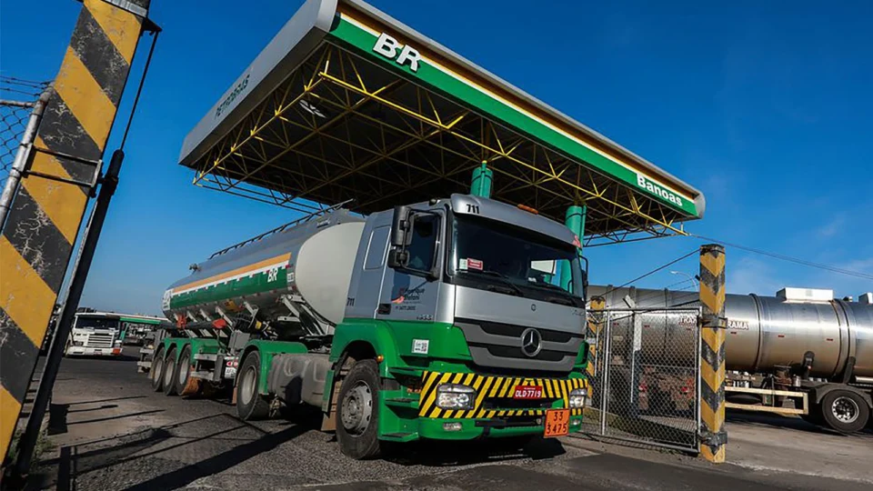 Gasolina continua acima R$ 5,85 pela terceira semana seguida