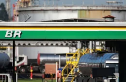 Reajuste de refinarias impacta no preço médio da gasolina nos postos, que fecha agosto a R$ 6,28 aponta Edenred Ticket Log