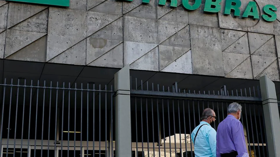 Petrobras reduz preço da gasolina A para distribuidoras