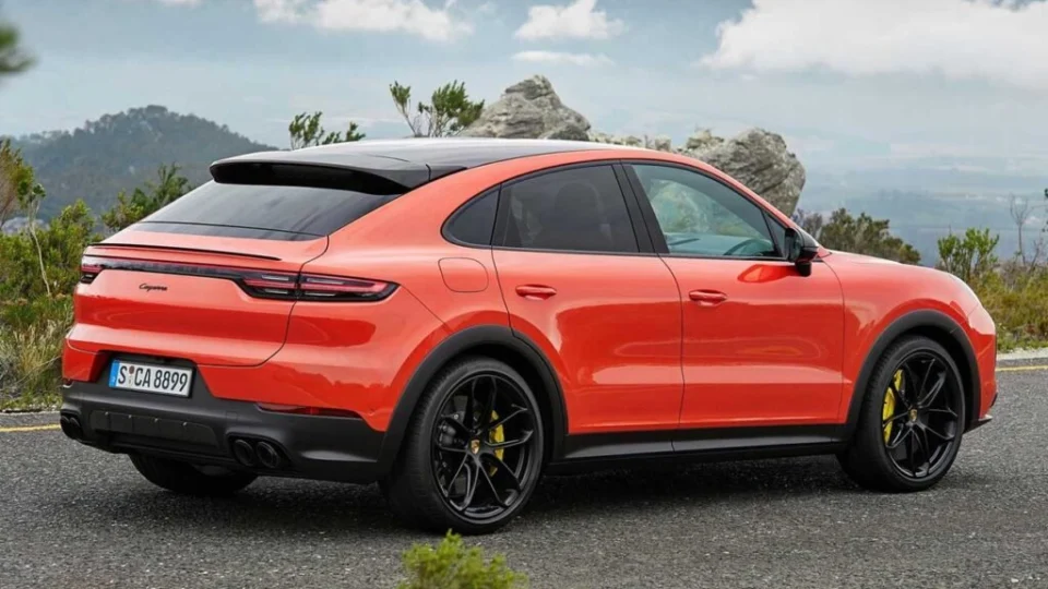 Porsche Cayenne Coupé E-Hybrid chega ao Brasil por R$ 495.000