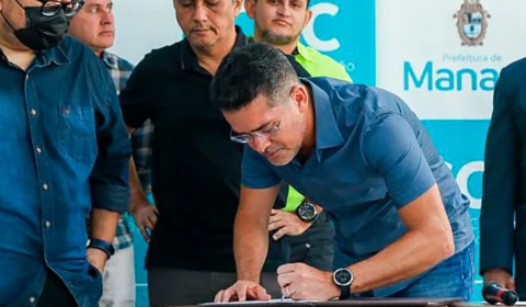 Prefeito David Almeida assina ordem de serviço para instalação de semáforos inteligentes em Manaus