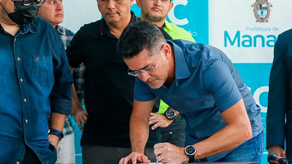 Prefeito David Almeida assina ordem de serviço para instalação de semáforos inteligentes em Manaus
