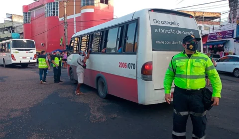 Prefeitura de Manaus fiscaliza transporte executivo no Centro e flagra irregularidades