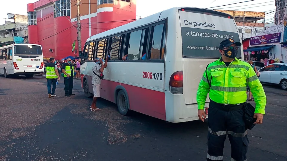 Prefeitura de Manaus fiscaliza transporte executivo no Centro e flagra irregularidades