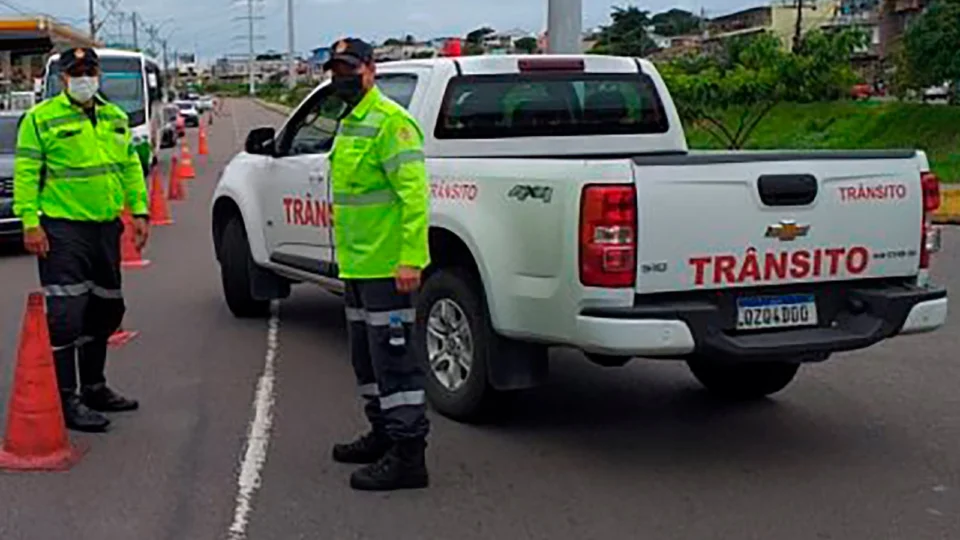 Prefeitura de Manaus interdita trecho de avenida em Manaus