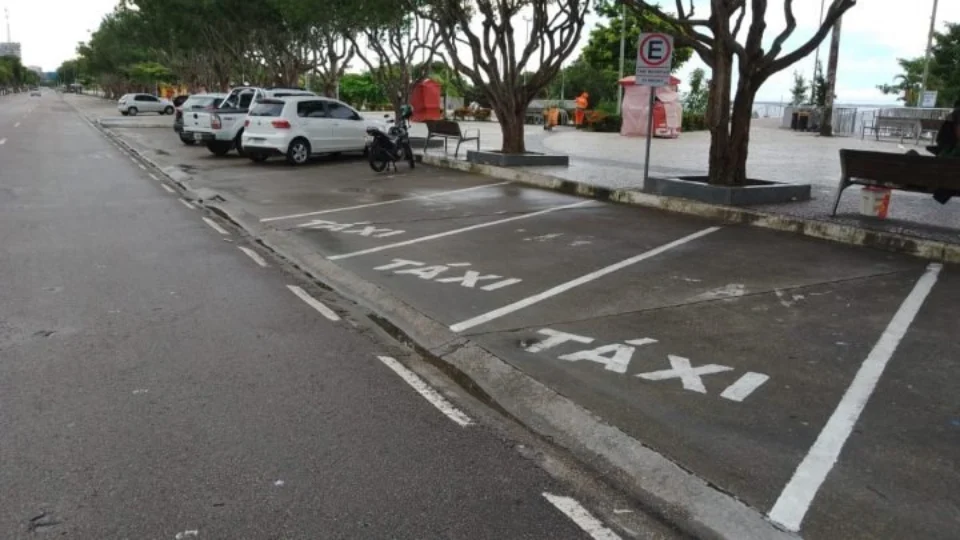 Vagas para estacionamento de táxis na cidade são regulamentadas em Manaus