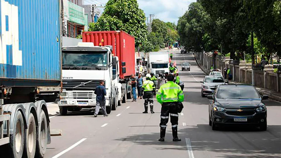 Prefeitura fiscaliza veículos pesados na zona Sul de Manaus