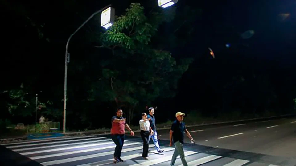Prefeitura implanta iluminador de faixa de pedestre na zona Centro-Sul de Manaus