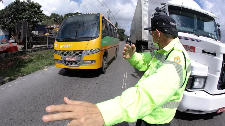 Prefeitura notifica 34 veículos em operação voltada ao transporte Alternativo