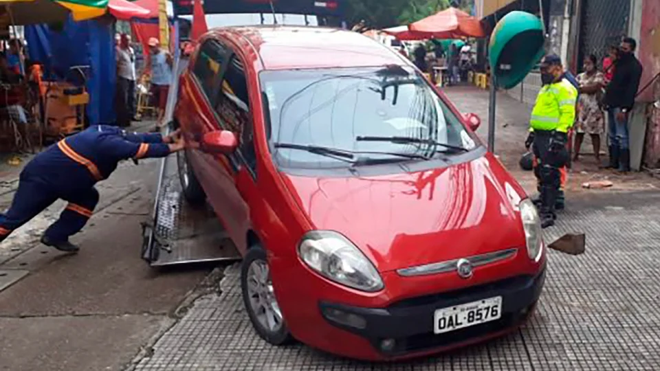 Prefeitura notifica 80 motoristas por estacionamento proibido em ruas do Centro e na zona Leste