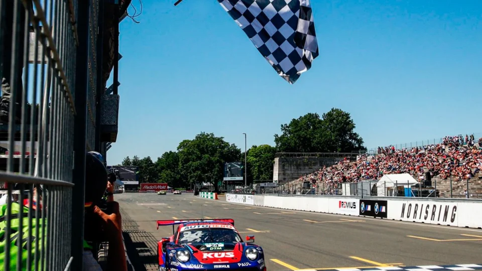 Primeira vitória da Porsche no DTM graças ao Team 75 Bernhard
