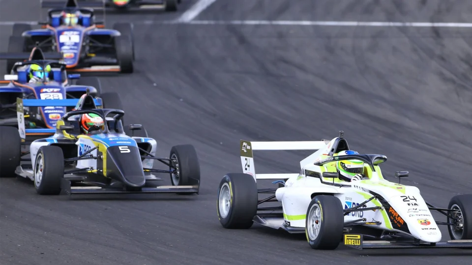 Sábado de superação e primeiro pódio para Felipe Barrichello Bartz na estreia da Fórmula 4 Brasil