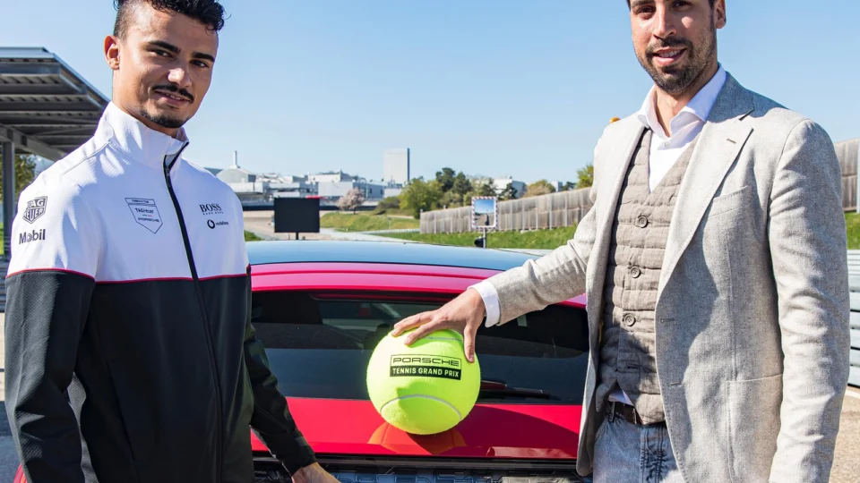 Sami Khedira faz voltas rápidas ao redor da pista de testes da Porsche em Weissach