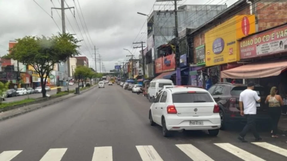 Motoristas são notificados por infrações no trânsito na zona Leste