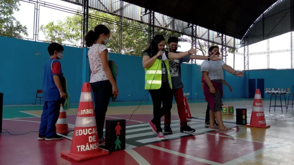 Educadores do IMMU levam orientação sobre trânsito seguro para alunos de escola municipal da zona Sul de Manaus