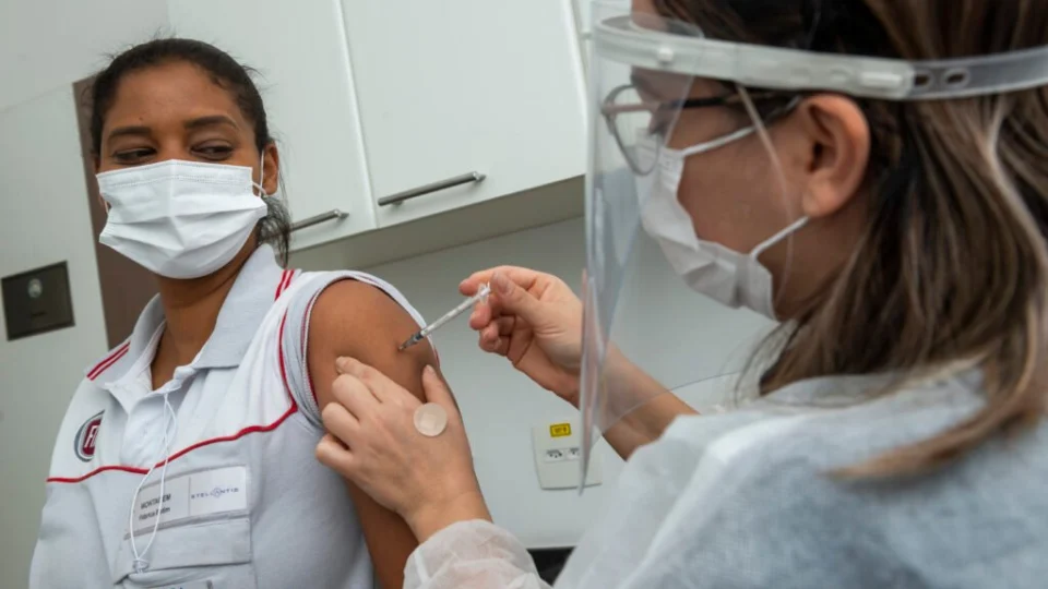 Polo Automotivo da Stellantis aplica 6 mil doses de vacinas contra Covid-19 em MG