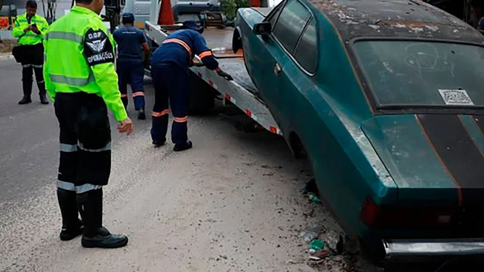 Veículos abandonados são removidos de ruas da zona Oeste pela Prefeitura de Manaus