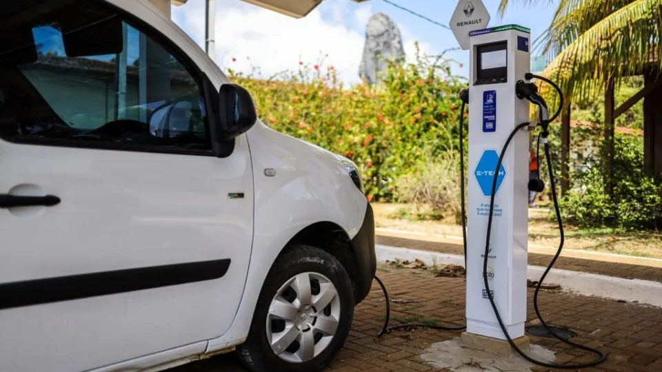 GM Acelera e Tesla Perde Terreno Enquanto o Mercado de Veículos Elétricos dos EUA Bate Recorde