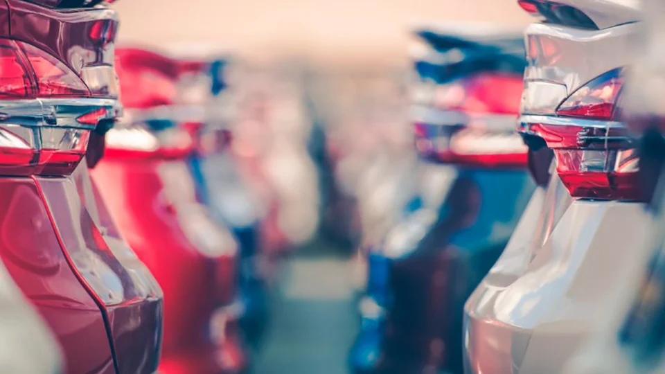 Venda de carros importados recua 8,6% em novembro, diz Abeifa