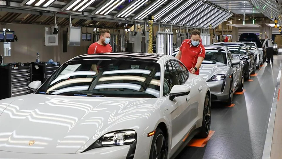 Venda de importados fecha em queda de 7,4%, nacionais crescem 50,9%