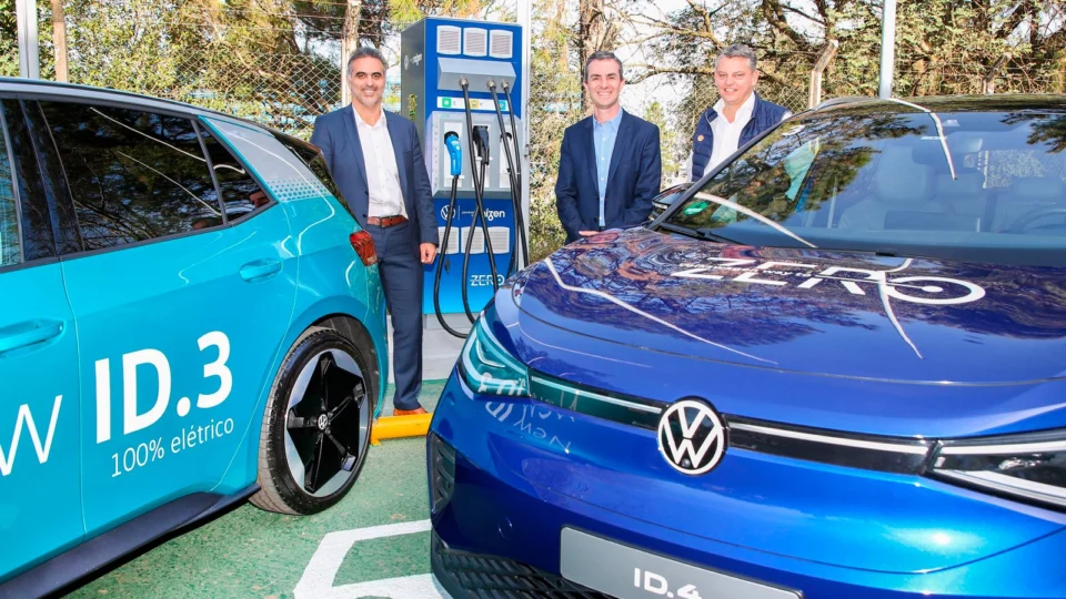 Volkswagen e Raízen inauguram eletropostos de recarga rápida