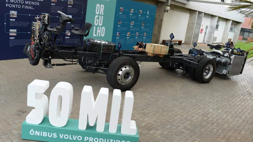 Volvo celebra produção de 50 mil chassis de ônibus em sua fábrica no Brasil