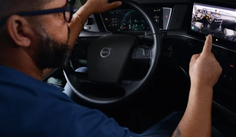 Volvo lança Manual do Motorista 100% digital, com acesso na tela do painel dos caminhões
