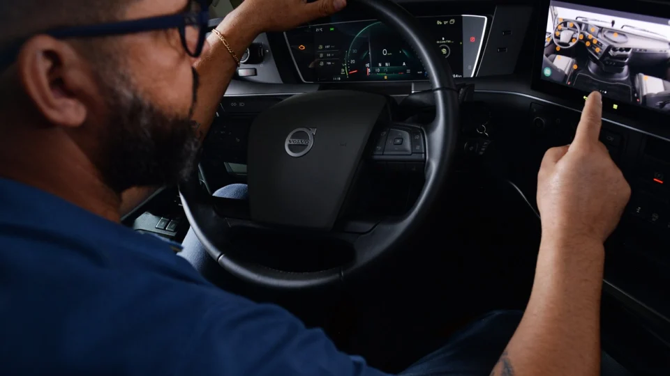 Volvo lança Manual do Motorista 100% digital, com acesso na tela do painel dos caminhões