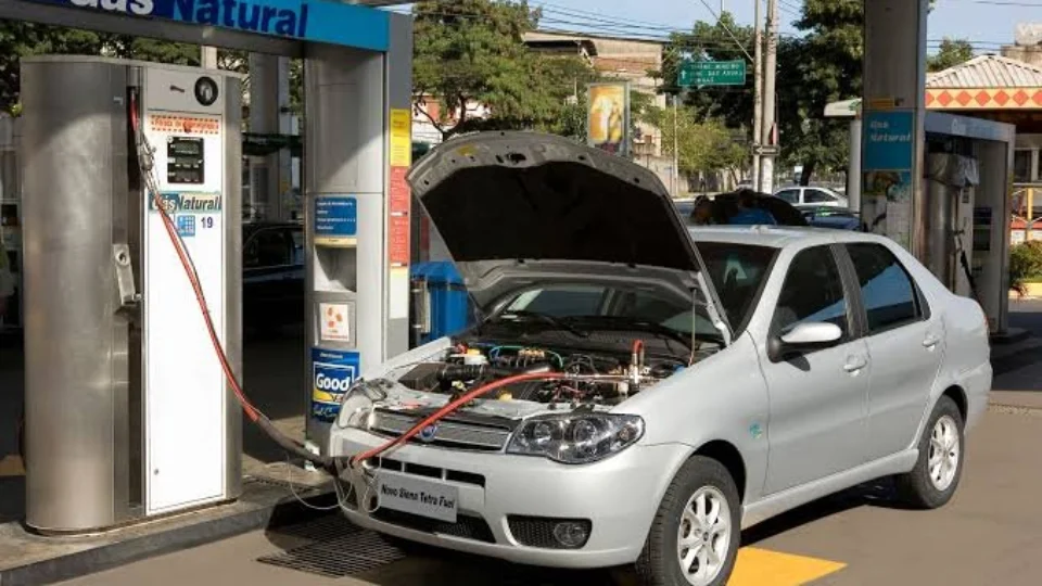 Com a gasolina em alta, confira o passo a passo para fazer a conversão do carro para o GNV