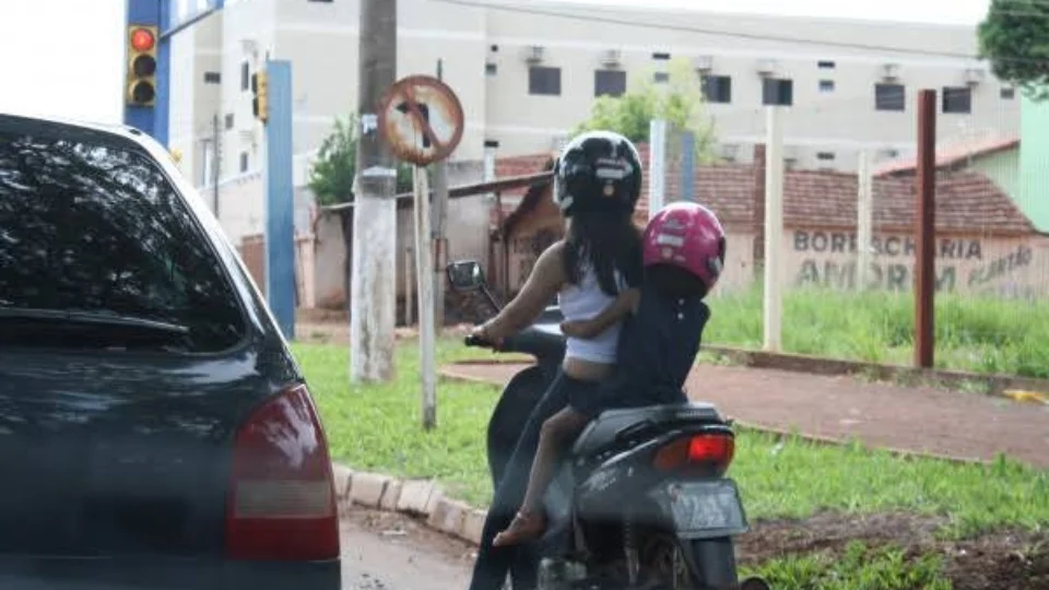 Crianças menores de 10 anos não podem ser transportadas em motos 