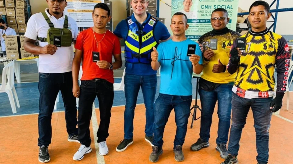 Entrega de 500 kits de segurança a mototaxistas é realizada em Tefé