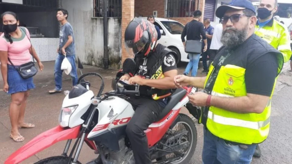 Operação fiscaliza mototáxis na zona Oeste de Manaus