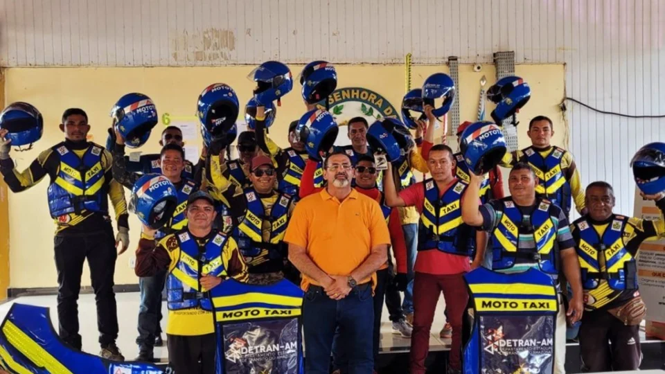 Kits de segurança são entregues para mototaxistas do Careiro da Várzea e de Eirunepé