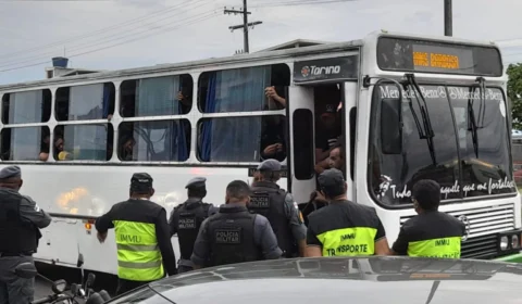Veículos que realizavam transporte clandestino são retirados de circulação na zona Norte