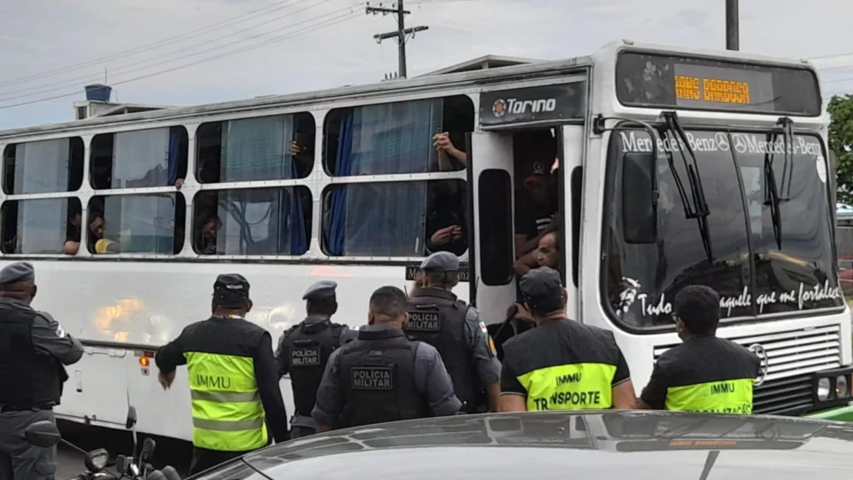 Veículos que realizavam transporte clandestino são retirados de circulação na zona Norte