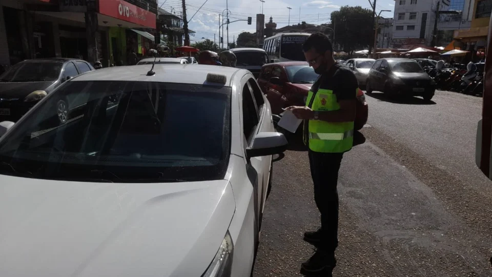 Mais de 50 veículos são abordados durante fiscalização em Manaus