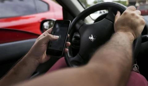 ALERTA: 250 mil motoristas foram flagrados usando o celular no trânsito em 2O21