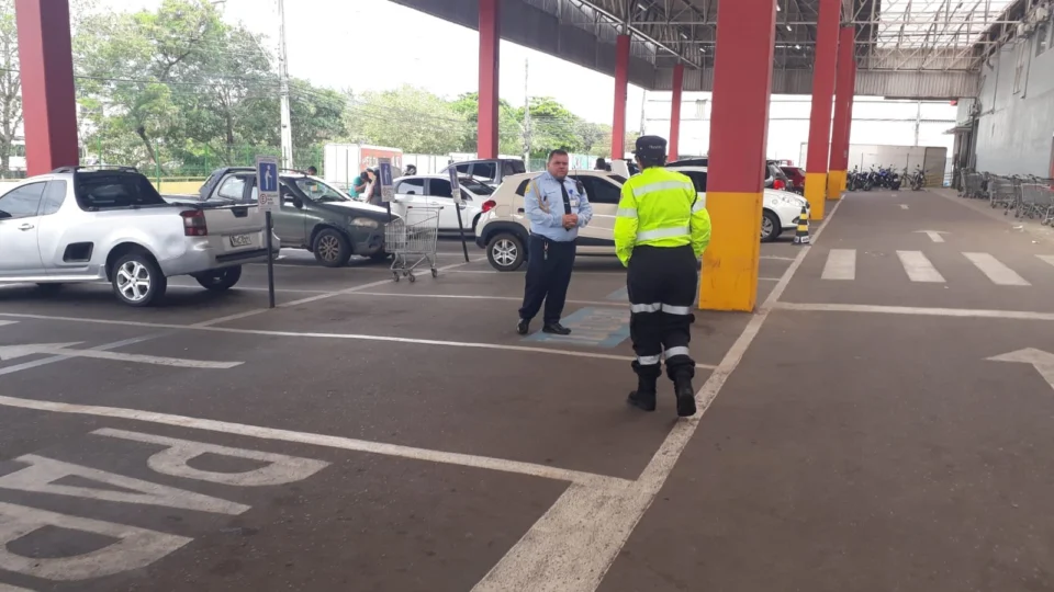 FISCALIZAÇÃO: estacionamento para idosos em comércio é vistoriado