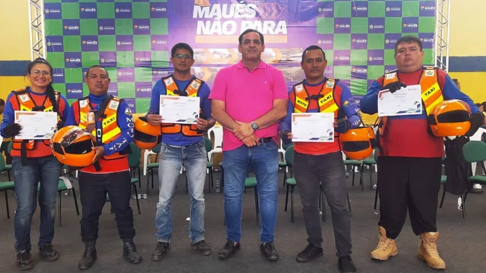 Mototaxistas de Maués recebem 150 kits de segurança