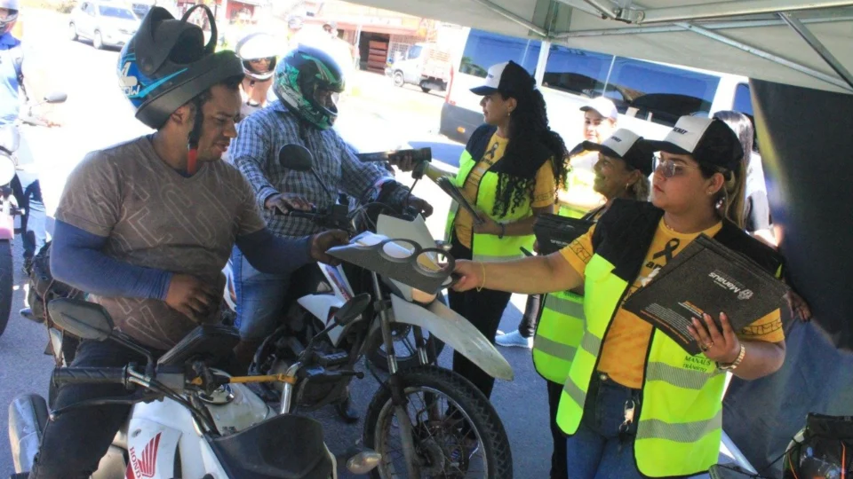Blitz educativa: ação orienta motociclistas de Manaus sobre pilotagem segura