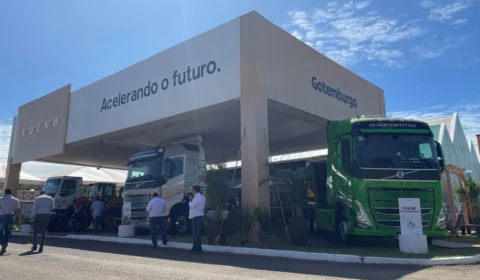 Volvo exibe em evento de agronegócio dois caminhões FH 540 e um VM 32T