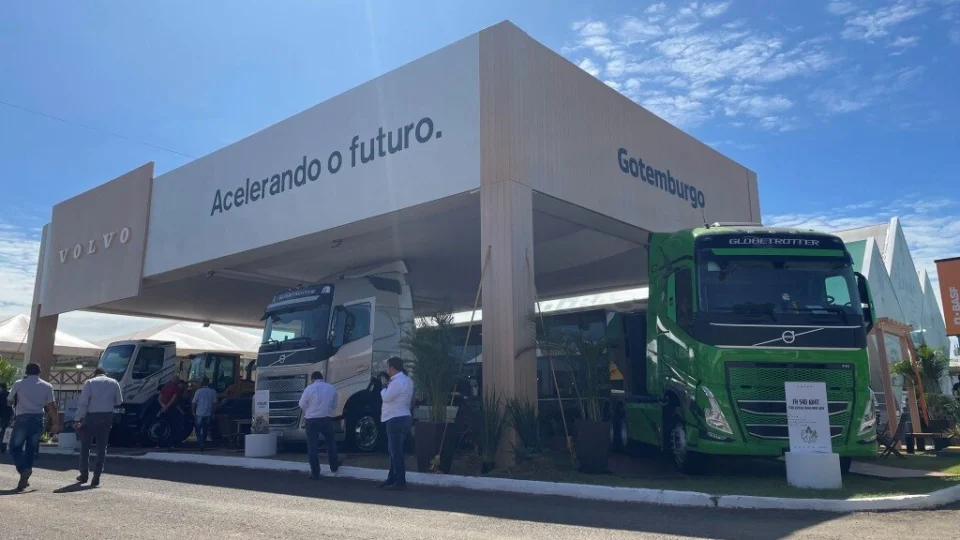 Volvo exibe em evento de agronegócio dois caminhões FH 540 e um VM 32T