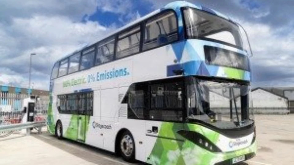 Em parceria com empresa escocesa, BYD entrega sua milésima unidade do ônibus elétrico