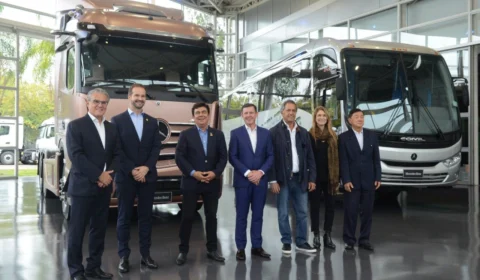 Fábrica da Mercedes-Benz recebe autoridades argentinas na unidade de montagem em SP