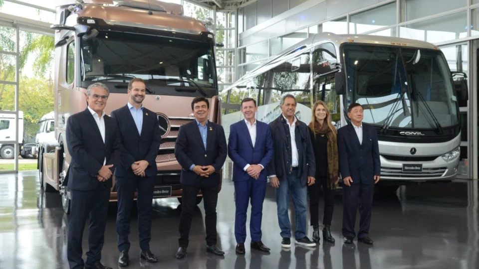 Fábrica da Mercedes-Benz recebe autoridades argentinas na unidade de montagem em SP