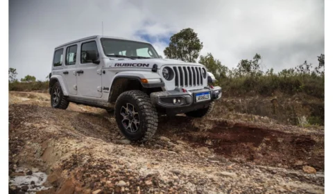 Câmera off-road e assistentes autônomos são novidades do Jeep Wrangler 2022