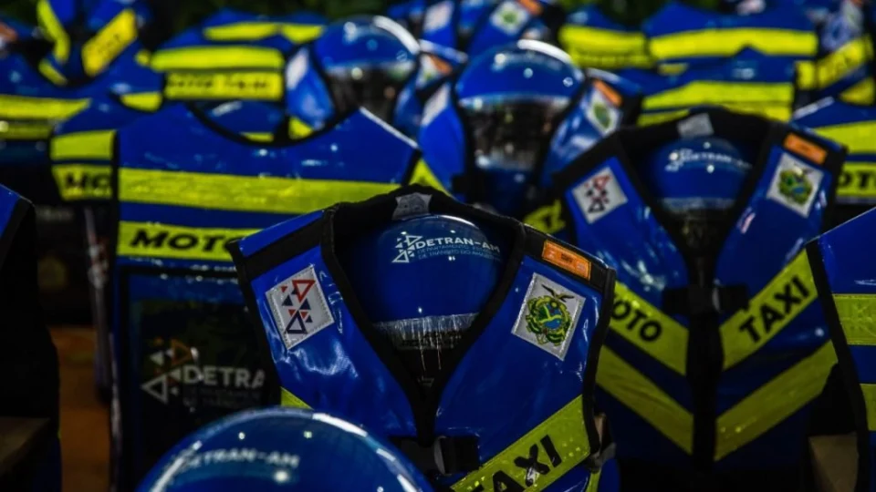 Mototaxistas de Coari recebem capacetes e coletes