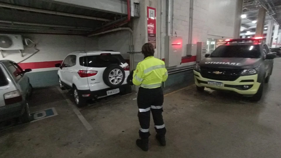 Condutores de veículos que usam estacionamentos irregularmente são autuados