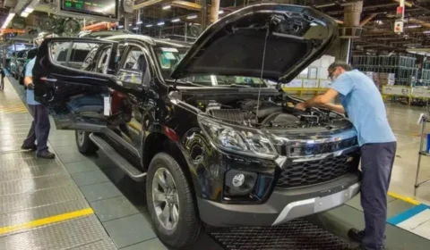 Fábricas no Brasil param produção devido crises econômicas e falta de peças no mercado