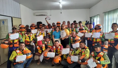 Em Barreirinha e Nhamundá, Detran Amazonas entrega kits de capacete e colete para mototaxista